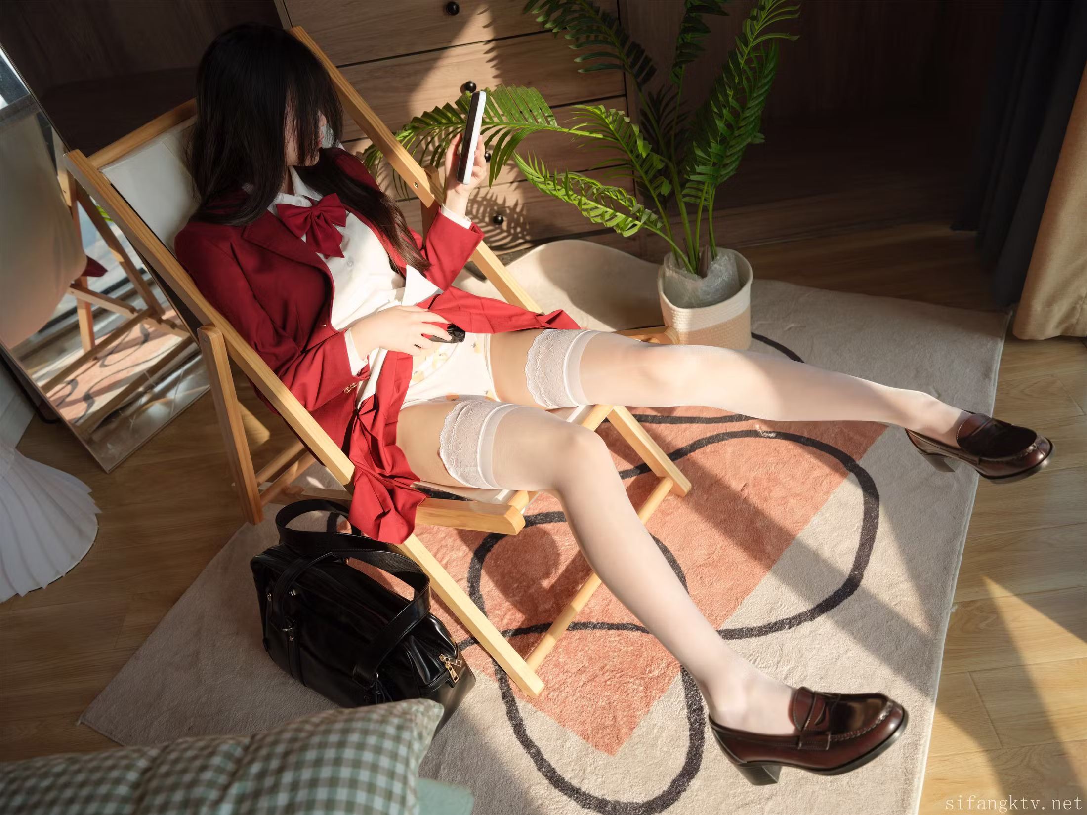 褪去制服后显露丰满美臀翘臀线条